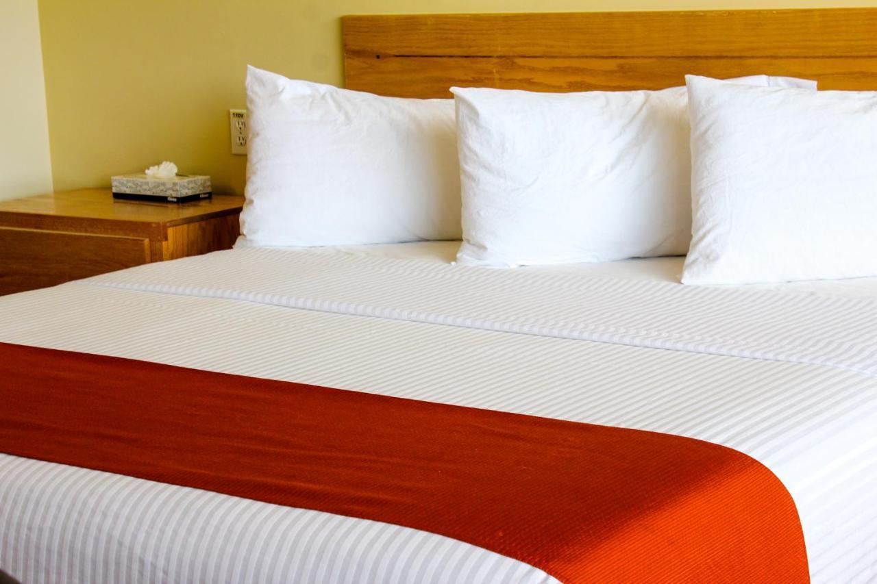 La Huerta Inn & Suites Ciudad Cuauhtemoc  Экстерьер фото